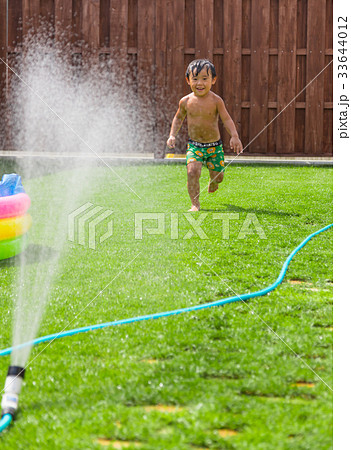 お庭　ウッドデッキ　芝生　男の子　水遊び 33644012