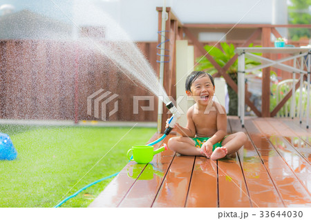 お庭 ウッドデッキ 芝生 男の子 水遊び お庭 ウッドデッキ 芝生 男の子 水遊び 33644030