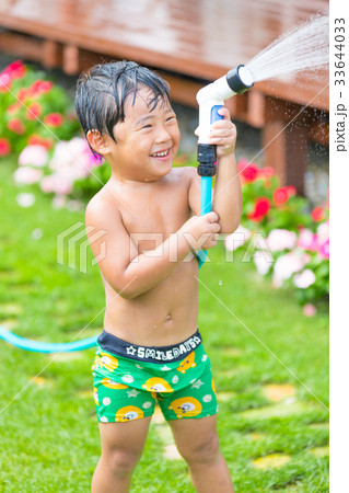 お庭　ウッドデッキ　芝生　男の子　水遊び 33644033