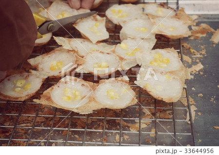 Coconut milk mix sugar and flour 33644956