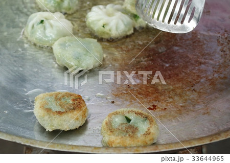 fried garlic chives dumpling 33644965