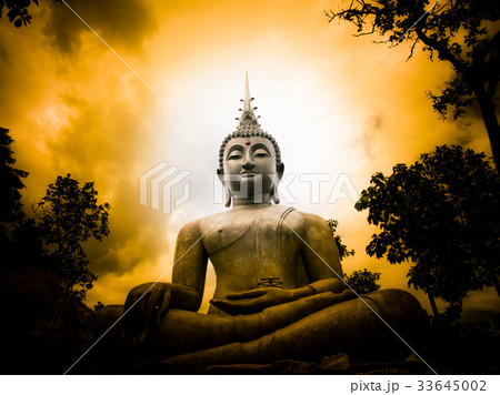 Big Buddha and light 33645002