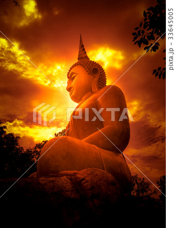 Big Buddha and light 33645005