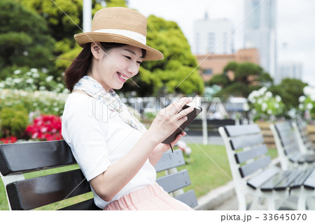 女性 旅行 横浜 ショートトリップ 散策 散歩 一人旅の写真素材