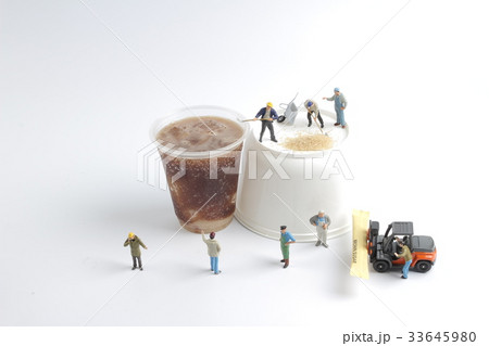 Mini people workers with cup of soft drink Mini people workers with cup of soft drink 33645980