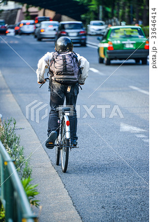 坂道の自転車の写真素材