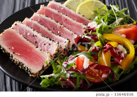 Sliced Steak of tuna in sesame and a salad 33646936