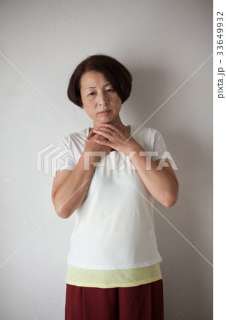 扁桃痛 のどの痛み 風邪 ミドル 扁桃痛 のどの痛み 風邪 ミドル 33649932