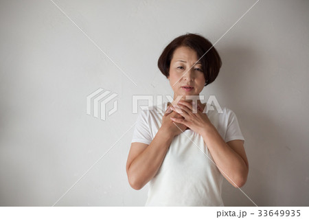 扁桃痛　のどの痛み　風邪　ミドル 33649935