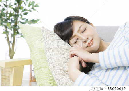 ソファーで眠る若い女性 ソファーで眠る若い女性 33650015