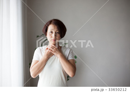 扁桃痛　のどの痛み　風邪　ミドル 33650212