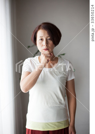 扁桃痛　のどの痛み　風邪　ミドル 33650214