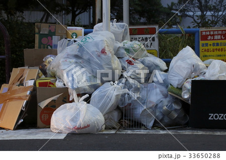 不法投棄の目立つゴミ捨て場 東京都某所 の写真素材