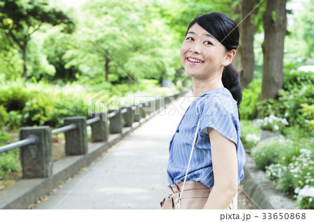 女性　旅行　横浜　ショートトリップ　散策　散歩　一人旅 33650868