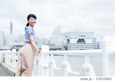 女性 旅行 横浜 ショートトリップ 散策 散歩 一人旅の写真素材