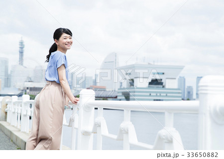 女性　旅行　横浜　ショートトリップ　散策　散歩　一人旅 33650882