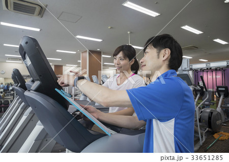 トレーニングの指示を出すパーソナルトレーナー トレーニングの指示を出すパーソナルトレーナー 33651285