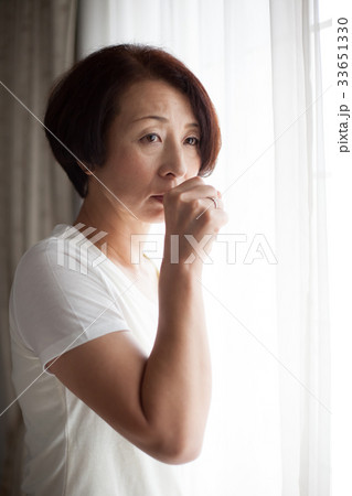 扁桃痛　のどの痛み　風邪　ミドル 横向き 33651330