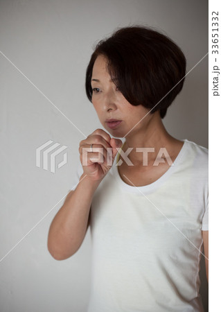 扁桃痛　のどの痛み　風邪　ミドル 横向き 33651332