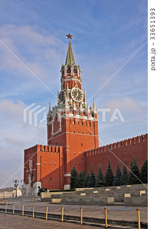 Spasskaya Tower with Kremlin clock in Moscow 33651393