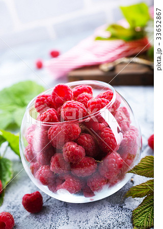 fresh raspberry 33652867