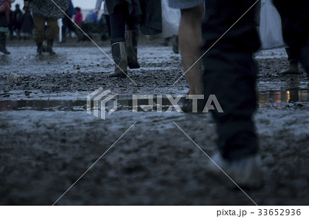 雨のロックフェスティバルの早朝 33652936