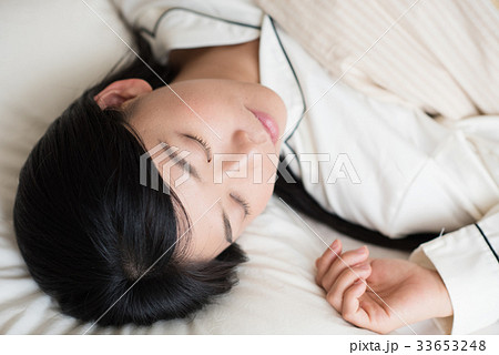 眠る若い女性　俯瞰 33653248