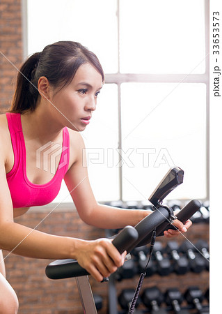 woman use exercise bike 33653573