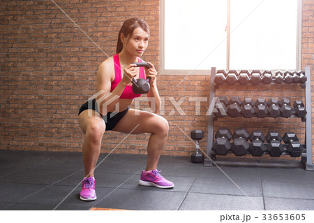 woman with kettlebell 33653605