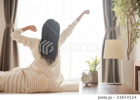 起床する若い女性　後ろ姿 33654524