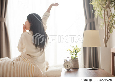 起床する若い女性　後ろ姿 33654526