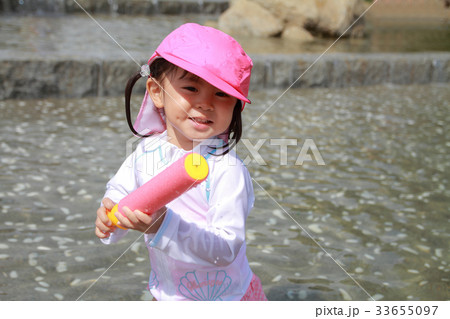 水鉄砲で遊ぶ幼児(2歳児) 33655097