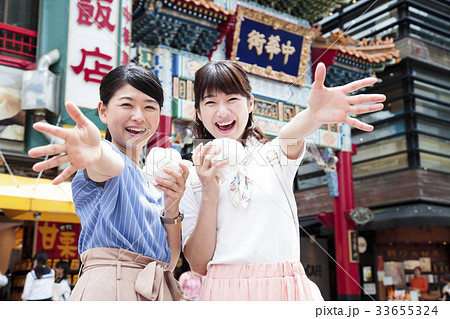 女性　旅行　友達　中華街　横浜　ショートトリップ　散策　散歩 33655324