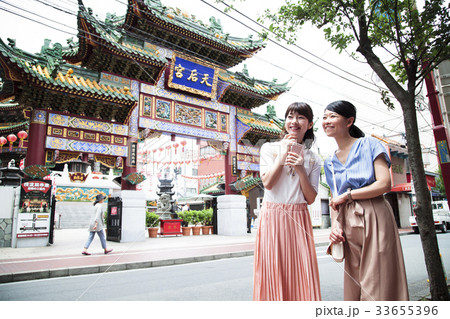 女性　旅行　友達　中華街　横浜　ショートトリップ　散策　散歩 33655396