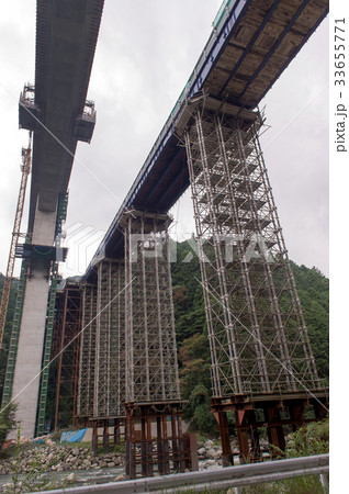 中部横断自動車道の建設中 33655771