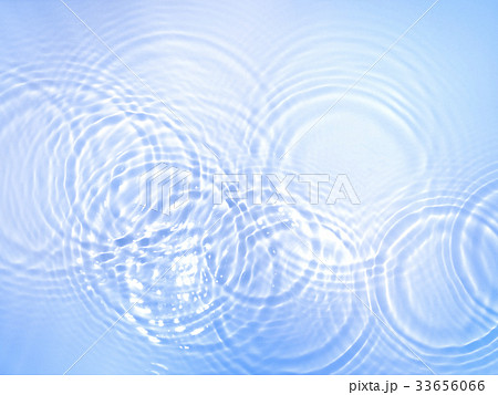 重なる水面の波紋の写真素材
