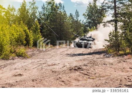 Main battle tank are going to dust on the ground   33656161