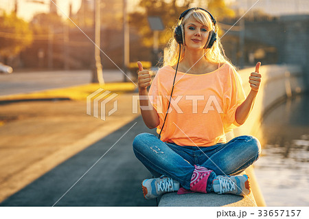 Teenage style woman 33657157