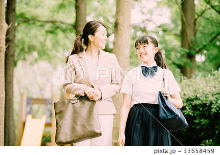 ワーキングマザーと中学生の娘 33658459