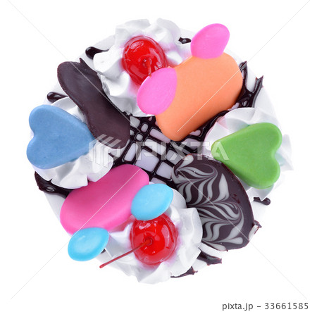 cake isolated on a white background 33661585