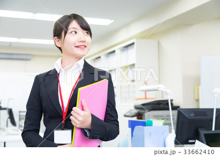 スーツ姿の女性 女性会社員 オフィスレディ OL 新入社員 新人 初々しい スーツ姿の女性 女性会社員 オフィスレディ OL 新入社員 新人 初々しい 33662410