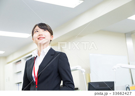 スーツ姿の女性 女性会社員 オフィスレディ OL 新入社員 新人 初々しい スーツ姿の女性 女性会社員 オフィスレディ OL 新入社員 新人 初々しい 33662427