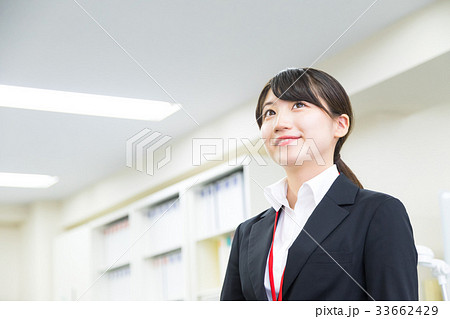 スーツ姿の女性　女性会社員　オフィスレディ　OL　新入社員　新人　初々しい　 33662429
