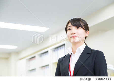 スーツ姿の女性 女性会社員 オフィスレディ OL 新入社員 新人 初々しい スーツ姿の女性 女性会社員 オフィスレディ OL 新入社員 新人 初々しい 33662433