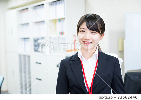 スーツ姿の女性　女性会社員　オフィスレディ　OL　新入社員　新人　初々しい　 33662440