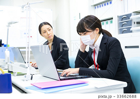風邪を引いた女性社員　OL　ビジネスマン　サラリーマン　オフィスイメージ　ビジネスイメージ 33662688