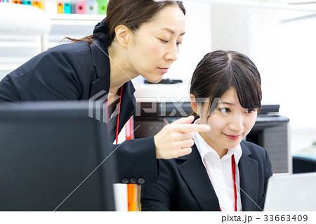 女性社員 OL 新人教育 ビジネスマン サラリーマン パソコン オフィスイメージ ビジネスイメージ 女性社員 OL 新人教育 ビジネスマン サラリーマン パソコン オフィスイメージ ビジネスイメージ 33663409