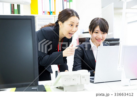 女性社員　OL　新人教育　ビジネスマン　サラリーマン　パソコン　オフィスイメージ　ビジネスイメージ 33663412