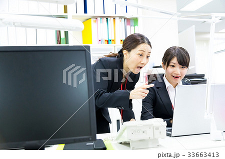 女性社員　OL　新人教育　ビジネスマン　サラリーマン　パソコン　オフィスイメージ　ビジネスイメージ 33663413