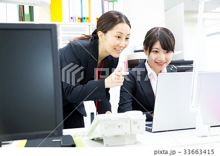 女性社員 OL 新人教育 ビジネスマン サラリーマン パソコン オフィスイメージ ビジネスイメージ 女性社員 OL 新人教育 ビジネスマン サラリーマン パソコン オフィスイメージ ビジネスイメージ 33663415